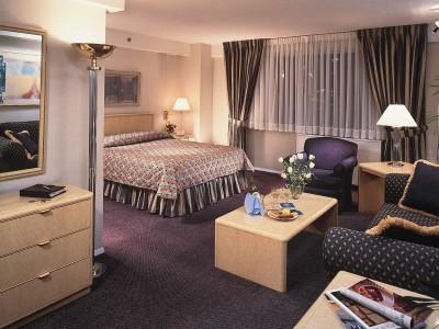 Eastgate Tower Hotel Ню Йорк Екстериор снимка
