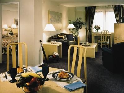 Eastgate Tower Hotel Ню Йорк Екстериор снимка